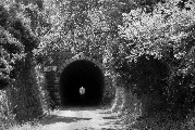 Tunnel del vecchio tracciato ferroviario , ancora oggi usato come percorso alternativo e meta di jogging.
Foto di Teresa Fedullo