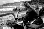 A Gozzipuodi, un tempo spiaggia destinata all'approdo dei gozzi, una delle Sorelle intenta a 'scazzare' le olive.
Foto di Antonio Motta. Fuori concorso. 