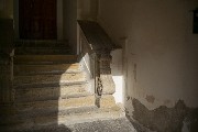 Particolare della scala di ingresso di Palazzo Francia nel Borgo di Pisciotta.
Foto di Enrico Pandiani.
