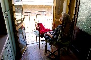 Scatto che ritrae un'anziana signora: solo il corpo tradisce l'età, mentre lo sguardo sembra proiettato ad un lungo futuro.
Foto di Pietro Morabito. 