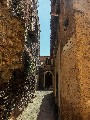Via Praiano, tipico vicolo pisciottano tra mura antiche.
Foto di Ada Prestipino.
