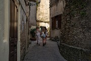 Nel cuore del Borgo, via Serra offre una passeggiata a tre giovani straniere.
Foto di Enrico Pandiani