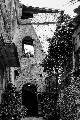 Una signora affacciata dagli archi della bella scalinata del Palazzo Marchesale a Pisciotta.
Foto di Ada Prestipino