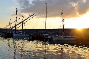 A Marina di Pisciotta, i gozzi a vela latina attendono il vento per salpare verso il tramonto.
Foto di Pierpaolo D'Angelo.