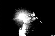L'immagine cattura un pisciottano durante l'antica pesca con la lampara.
Foto di Antonio Motta. Fuori concorso.