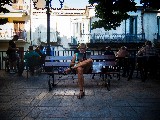 Turista immersa nella letture e nella tranquillità di Piazza Pinto a Pisciotta.
Foto di Alberto Bile.